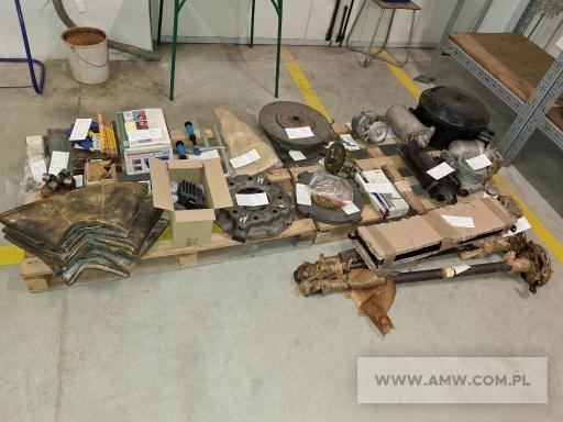 Części samochodowe (KAMAZ, AUTOSAN, JELCZ, HONKER, URSUS, UAZ) oraz narzędzia - pakiet zawierający 121 poz. asort. (wg oddzielnego wykazu), w tym m.in.: dętki, opony, filtry, krzyżaki wału napędowego, pierścienie, pompy, półosie, skrzynia ładunkowa płaska, wał napędowy środkowy, szyby, tarcze, uszczelki, zderzaki itp. 